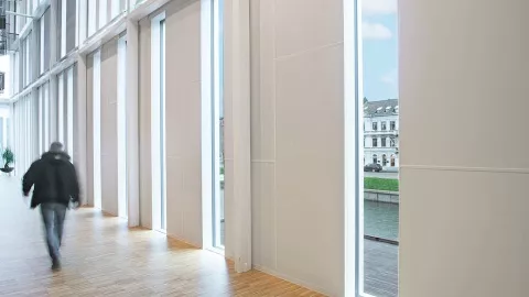 Mur dans un couloir absorbant acoustique