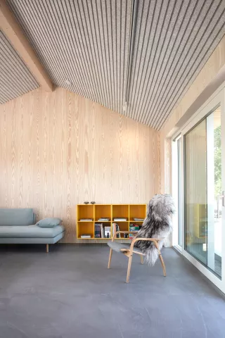 Un salon avec plafond absorbant